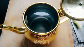 四月食谱：超人气网红减肥清新蜜桃柠檬水果茶的做法步骤：2