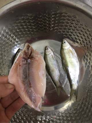 酥炸小鱼的做法步骤：1