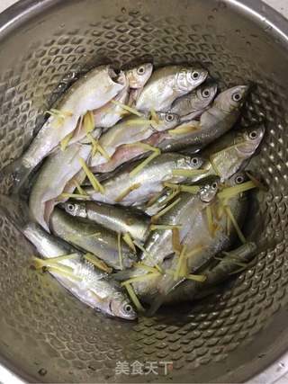 酥炸小鱼的做法步骤：3