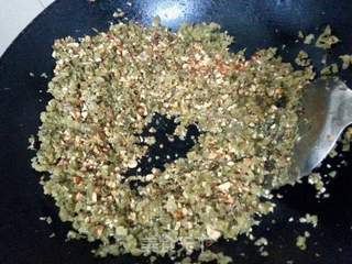咸菜花生粒炒饭的做法步骤:11