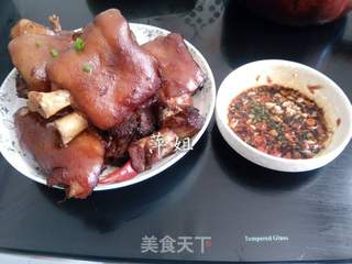 香辣卤猪蹄的做法步骤：1