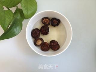 香菇玉米排骨汤的做法步骤:2