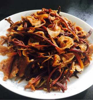 小鸡炖蘑菇的做法步骤:2