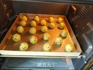 黑芝麻麻糬面包的做法步骤:10