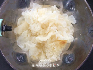 莲子雪耳菊花羹,女神的夏日解暑神器的做法步骤:4