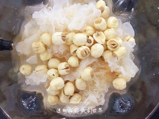 莲子雪耳菊花羹，女神的夏日解暑神器的做法步骤：5