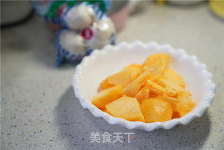 黄桃百合糖水的做法步骤:2