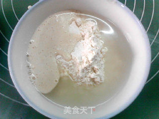 天然酵种烤洋葱乳酪面包的做法步骤:2