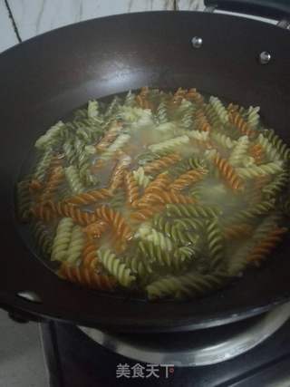 香辣胡萝卜火腿炒意面的做法步骤:3