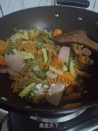 香辣胡萝卜火腿炒意面的做法步骤:6