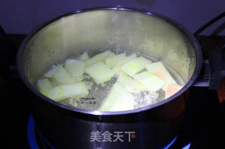 西瓜皮鱼汤的做法步骤:2