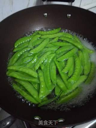 小炒荷兰豆的做法步骤:2