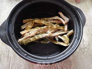 香菇笋干炖肉的做法步骤:2