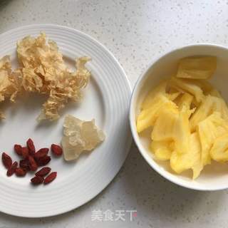 银耳菠萝羹的做法步骤：1