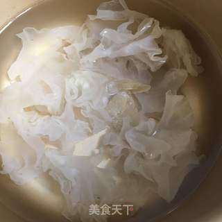 银耳菠萝羹的做法步骤：2