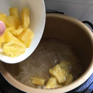 银耳菠萝羹的做法步骤：5