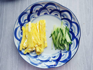 玫瑰紫菜包饭的做法步骤:11