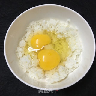 米饭鸡蛋饼的做法步骤：2