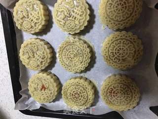 广式蛋黄莲蓉月饼的做法步骤:12