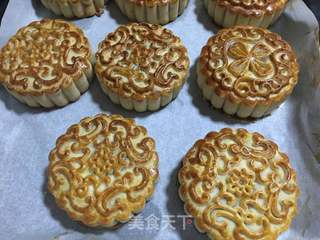 广式蛋黄莲蓉月饼的做法步骤:14