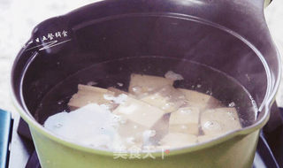 奶白鲫鱼豆腐汤的做法步骤:2