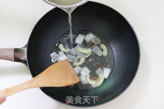 马赛南瓜海鲜风情浓汤的做法步骤:2