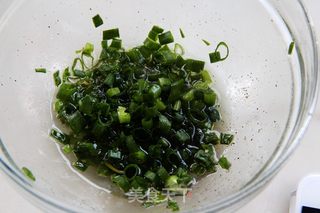 剩余饺子皮的妙用——香葱千层饼的做法步骤:2