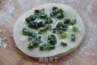 剩余饺子皮的妙用——香葱千层饼的做法步骤:3