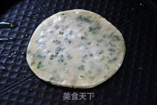 剩余饺子皮的妙用——香葱千层饼的做法步骤：5