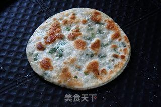 剩余饺子皮的妙用——香葱千层饼的做法步骤：6