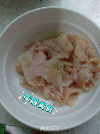 酸菜鱼片味美鲜香的做法步骤:5