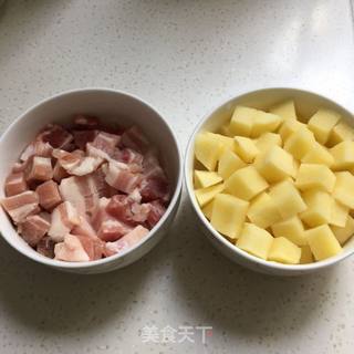 土豆五花肉焖饭的做法步骤：1