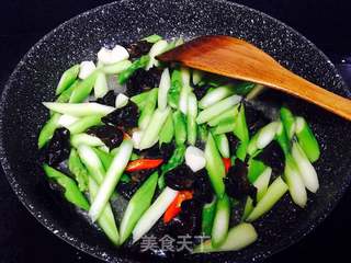 芦笋炒夏果的做法步骤:7