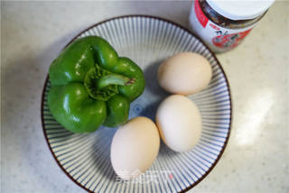 鸡蛋炒菜椒的做法步骤：1