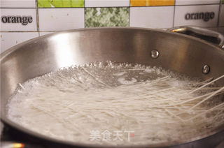 海鲜豆角拌面的做法步骤:2
