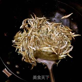 干煸麻辣小鱼干的做法步骤:2