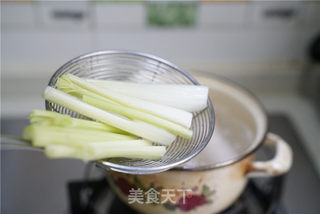 鱼肠蛋饼卷的做法步骤:3