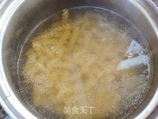 肉酱螺旋意面的做法步骤:3