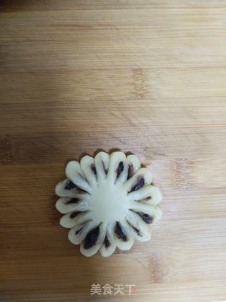 豆沙菊花酥的做法步骤:16