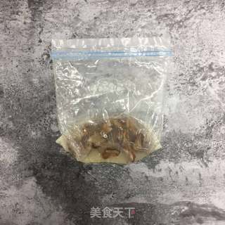 保鲜袋版的酱油肉蒸饭的做法步骤：3