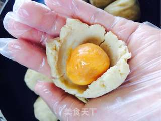 莲蓉蛋黄月饼的做法步骤:7