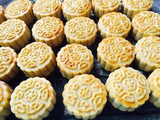 莲蓉蛋黄月饼的做法步骤:12