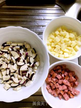 茄子土豆炖红肠的做法步骤:2