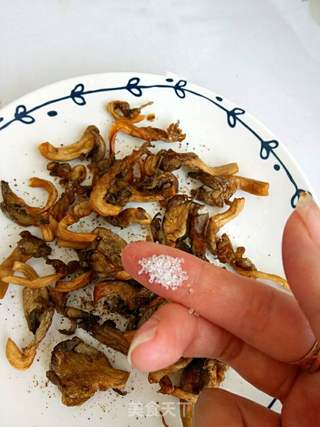 炸平菇的做法步骤:12