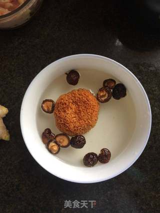菌菇煲鸡汤的做法步骤:2
