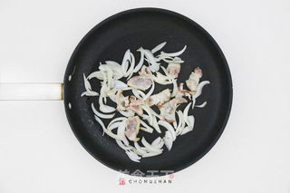 田园洋葱培根炒土豆的做法步骤:3