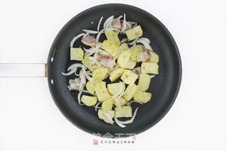 田园洋葱培根炒土豆的做法步骤:4