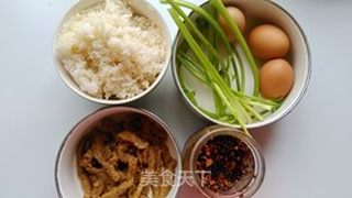 牛肉芹菜蛋炒饭的做法步骤：1