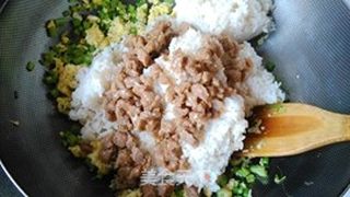 牛肉芹菜蛋炒饭的做法步骤:7