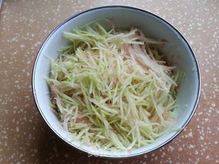 猪肉西瓜皮馅饺子的做法步骤:2